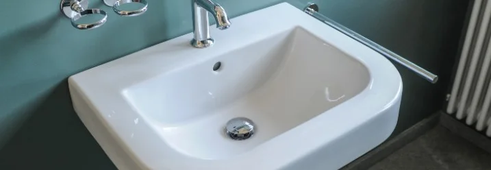 Weißes Waschbecken an blauer Wand